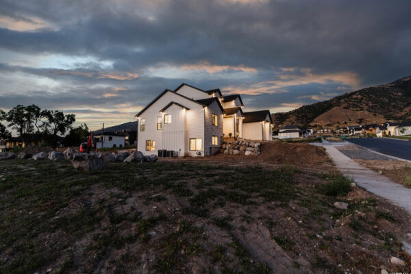 Outside side yard view of custom built home in Boise idaho