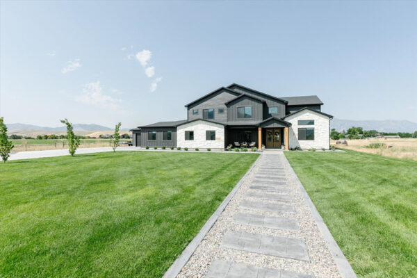 Front of custom built home by KJ Custom builders in Boise Idaho