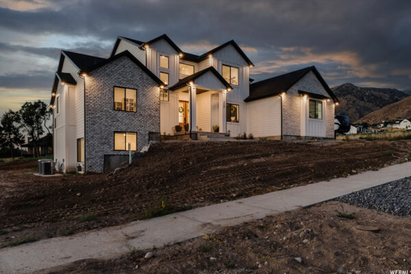 Front view of custom built home in Boise idaho