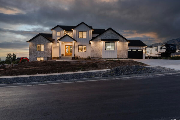 Front view of custom built home in boise idaho