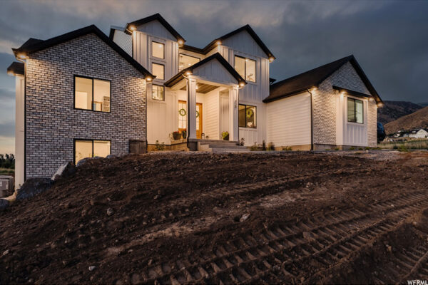 Front of house view of custom built home in Boise idaho