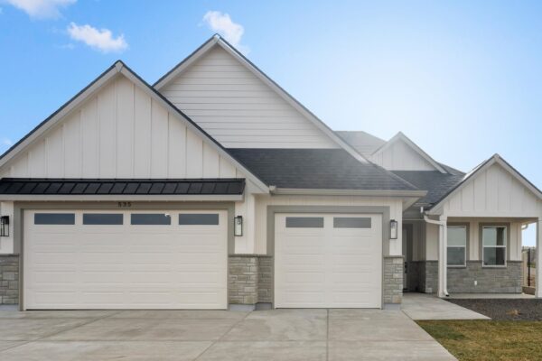 Front view of custom built home in Mayfield Idaho